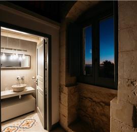  6 bedroom villa with heated pool in Modica, sleeps 18